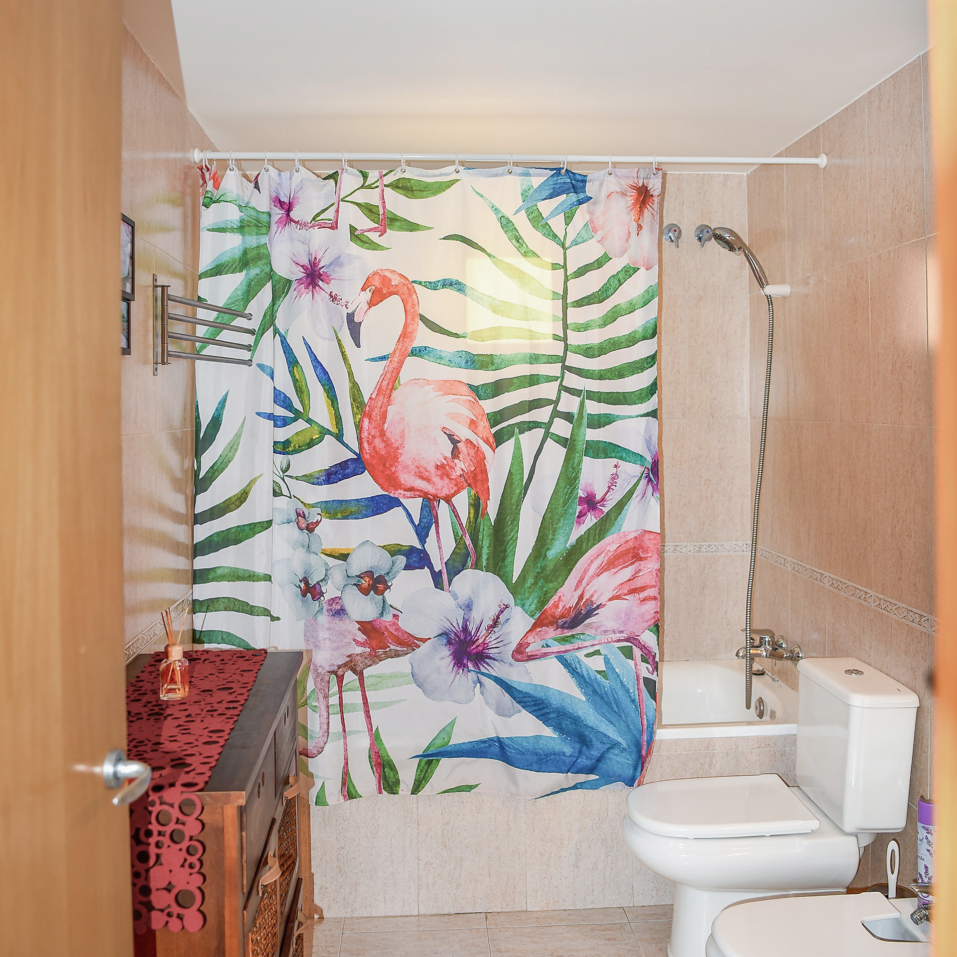 Shared bathroom with bathtub on bedroom level — Villa MiraMar Santa Susanna