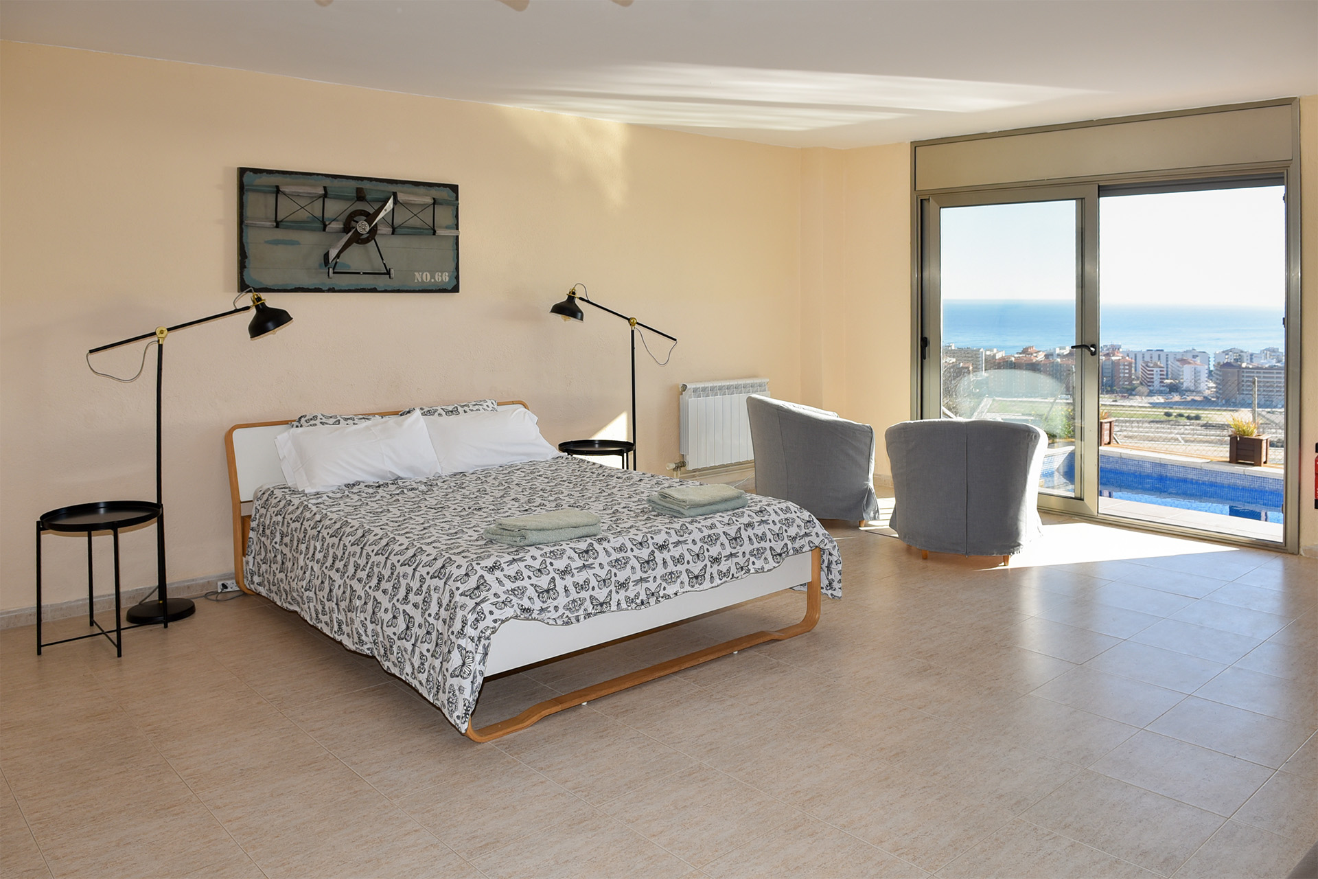 Ground-floor bedroom with pool access and sea view — Villa MiraMar Santa Susanna