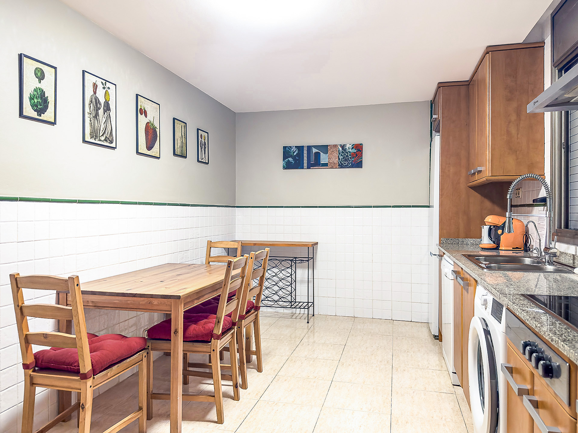 Kitchen with breakfast table — Villa MiraMar near Barcelona