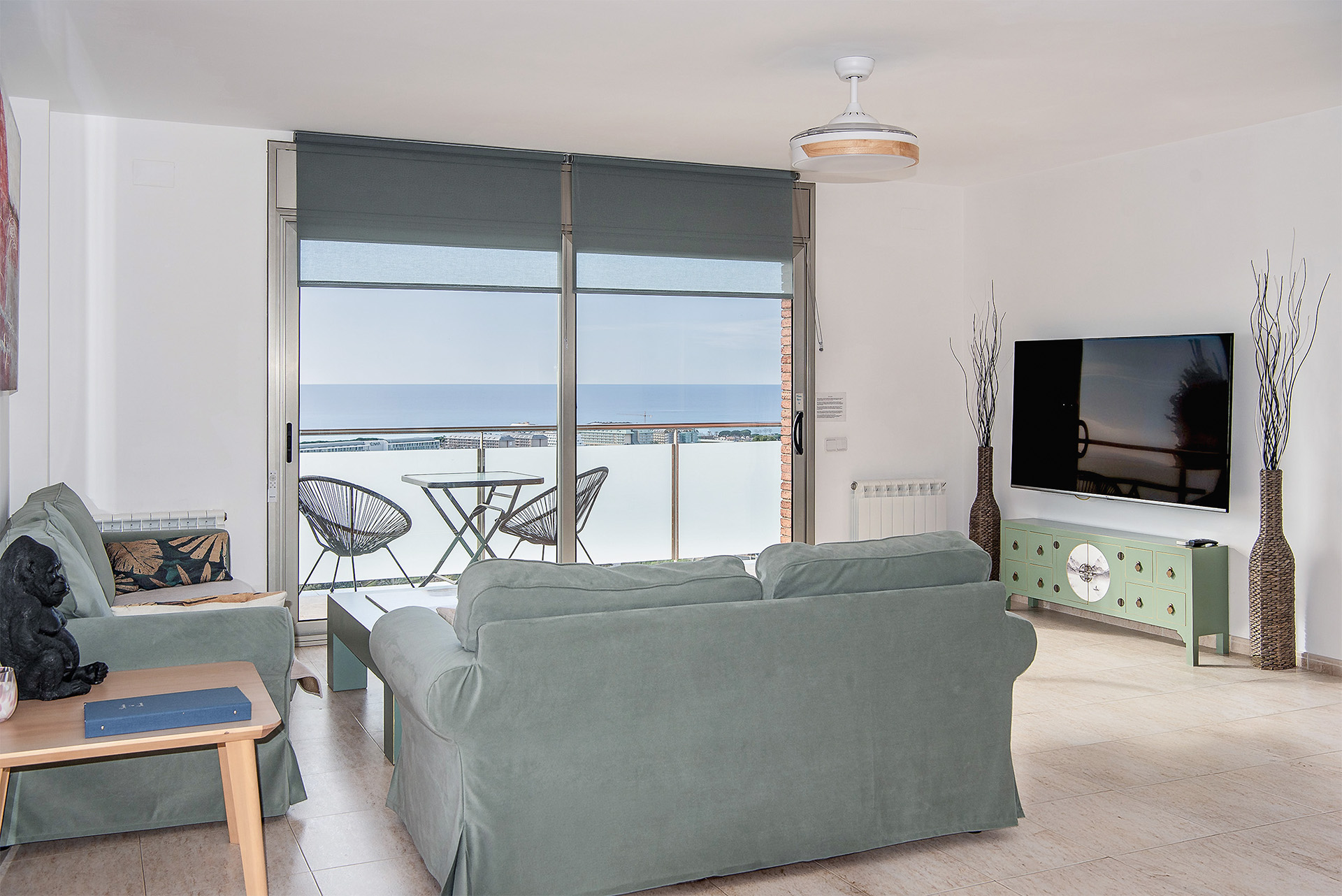 Living room with terrace access and sea view — Villa MiraMar on the Mediterranean coast