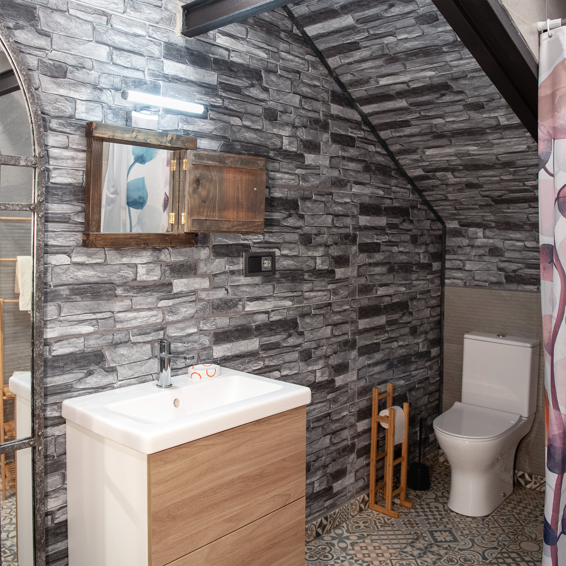 Ground-floor bathroom with shower — Villa MiraMar on the Maresme coast