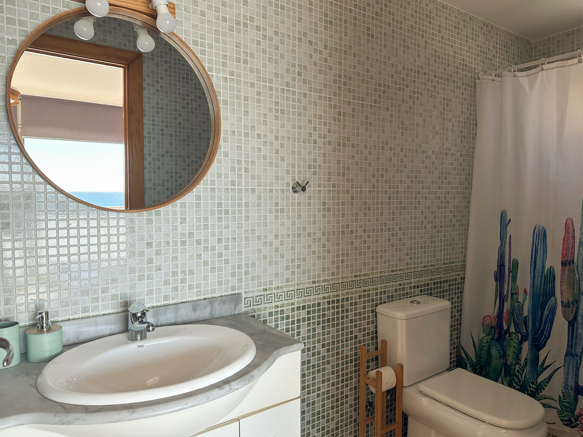 Master en-suite bathroom with shower — Villa MiraMar Coata Maresme
