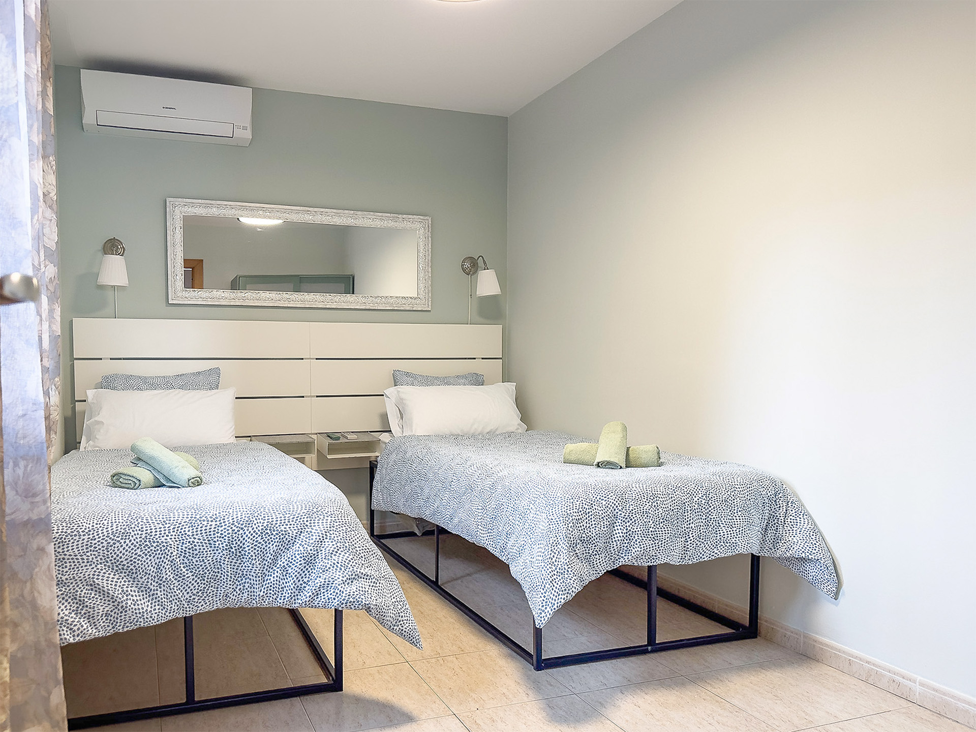 Twin guest bedroom — Villa Miramar between Barcelona and Girona
