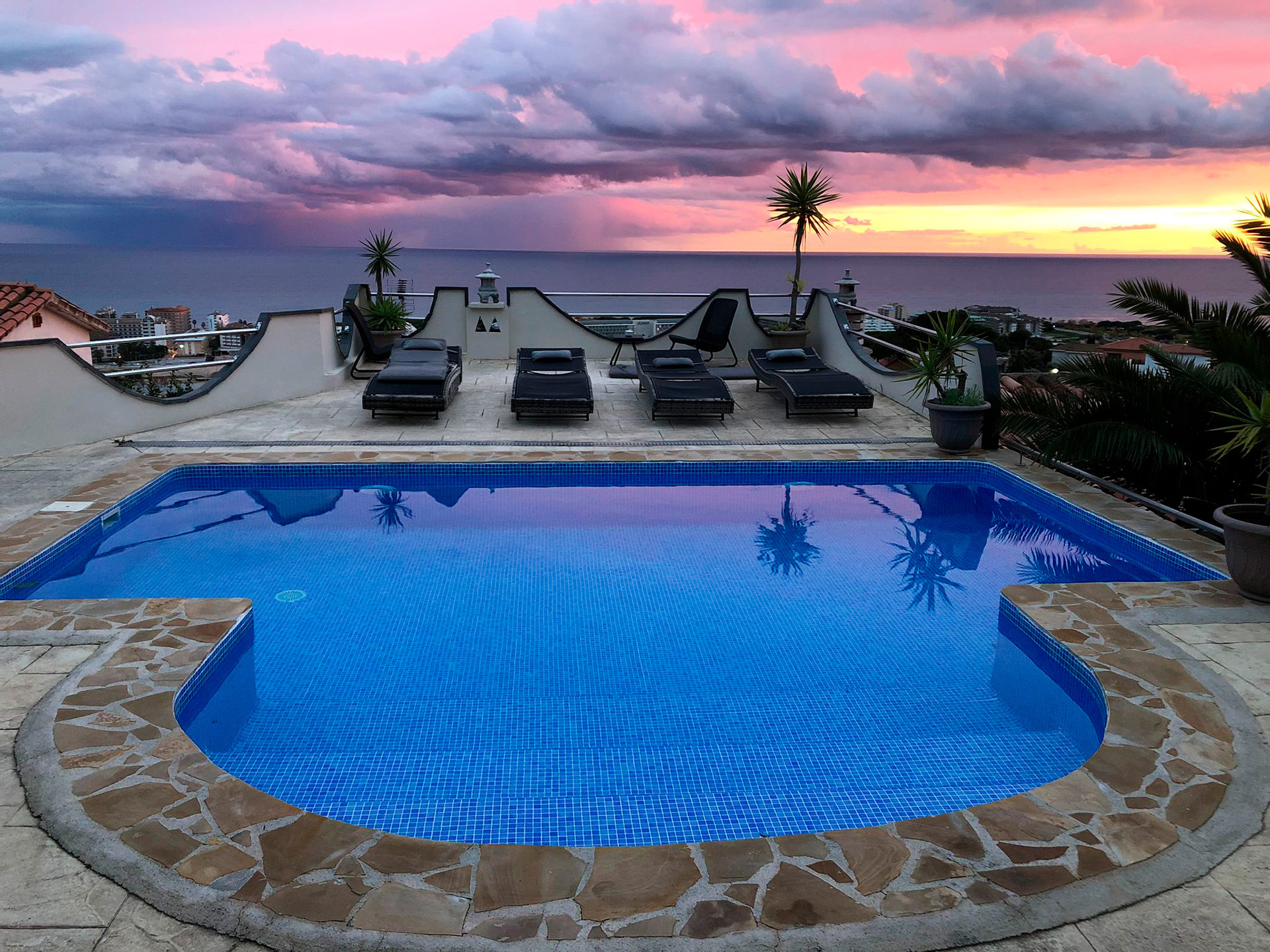 Rooftop pool with sea view at Villa Serenity, Santa Susanna